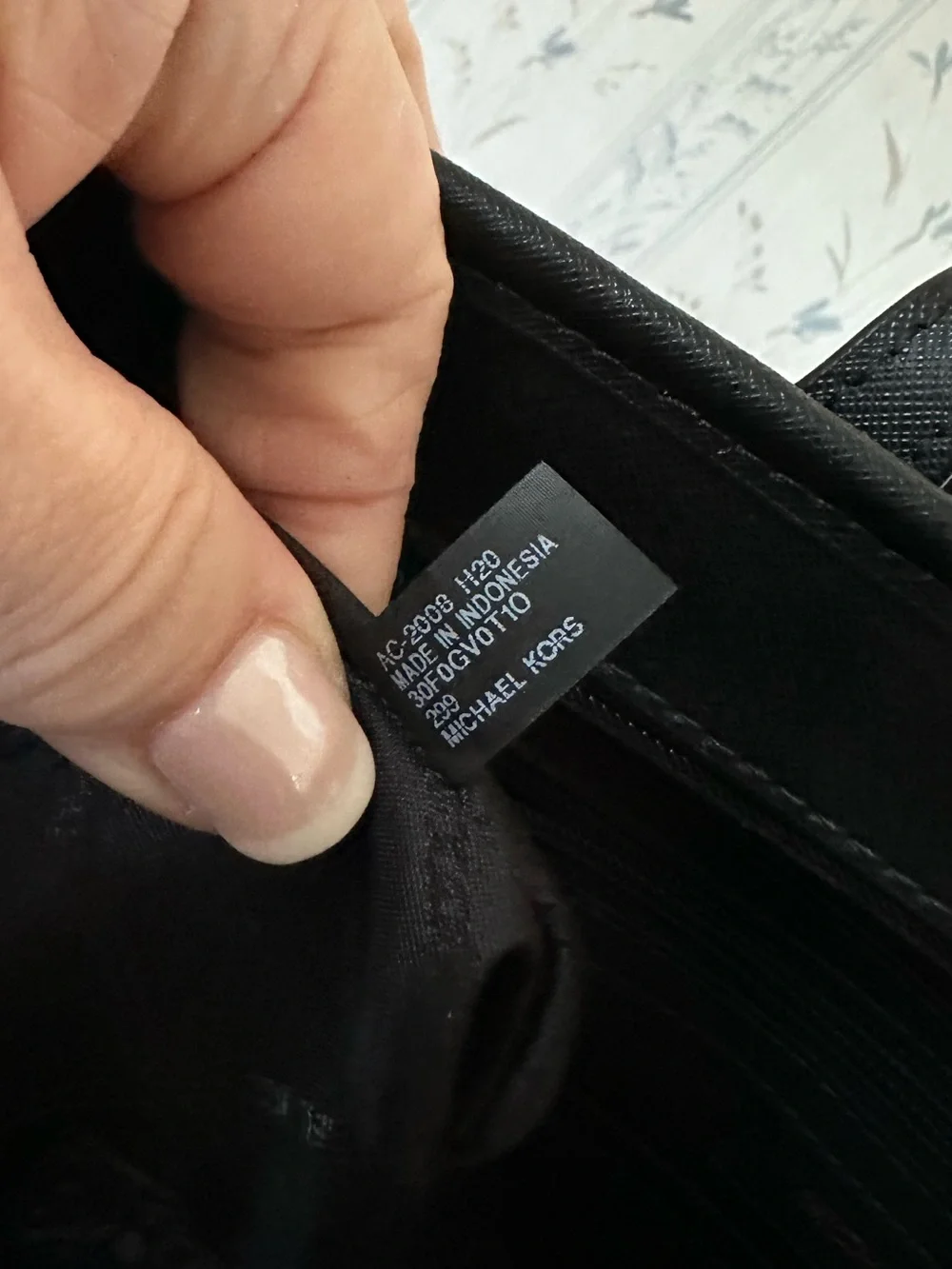 Michael Kors Giraffe Print Tote - Picture 15 of 16